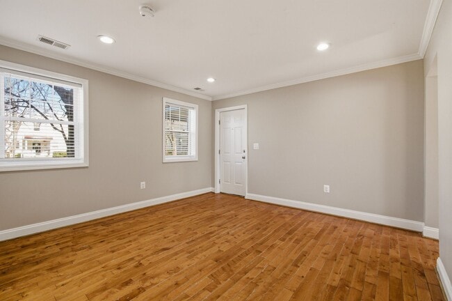 Building Photo - Congress Heights Three Bedroom W/Washer & Dryer In Unit!