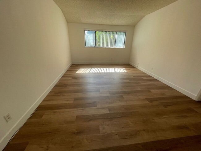 Building Photo - 5 bedroom Pet Friendly remodeled home in P...