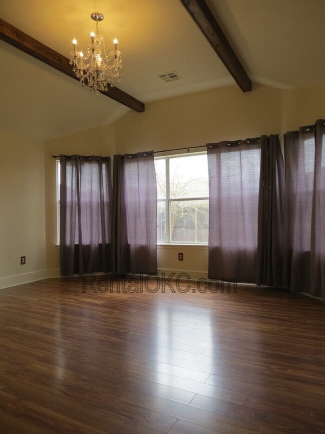 Building Photo - East side Moore 3 Bed 2 Bath no carpets