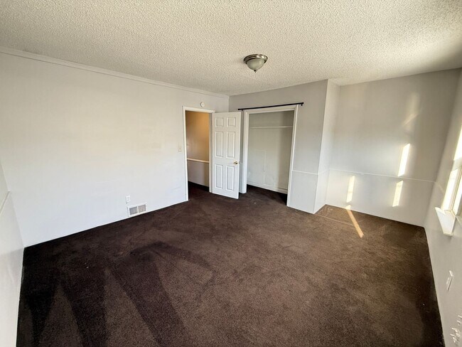 Building Photo - 658 Cooper St