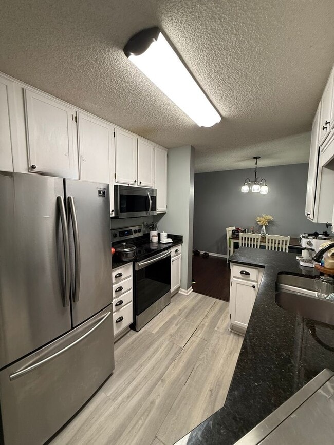 Building Photo - Updated 2 Bed, 2.5 Bath Apple Valley Townh...
