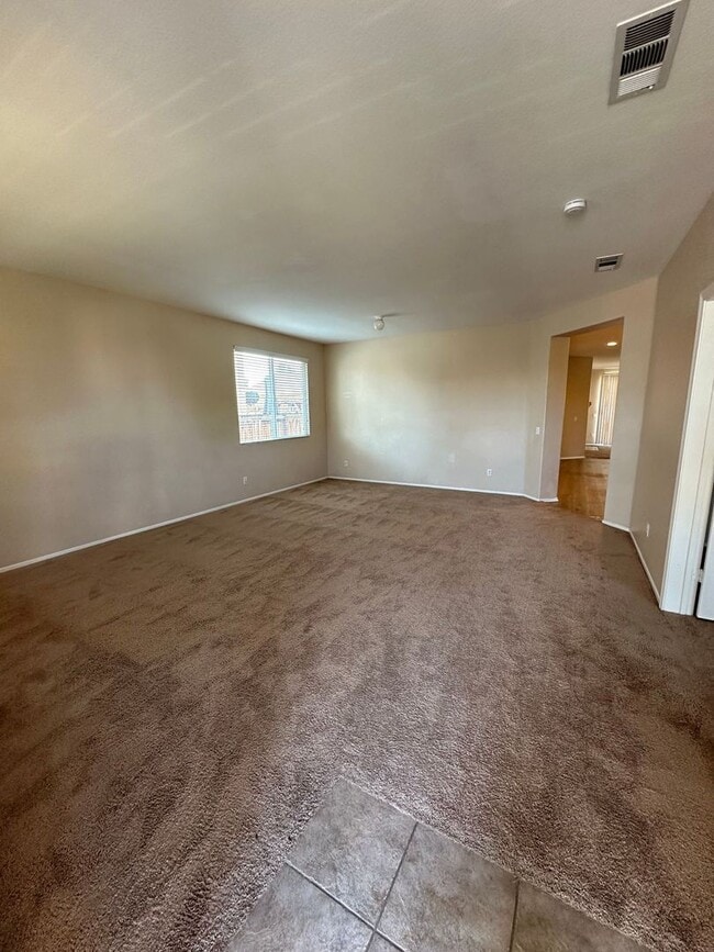 Building Photo - 4 BEDROOM HOME + OFFICE IN VICTORVILLE
