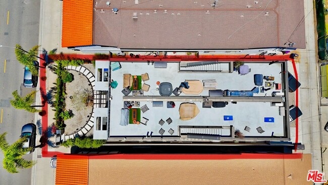 Building Photo - 916 Roswell Ave
