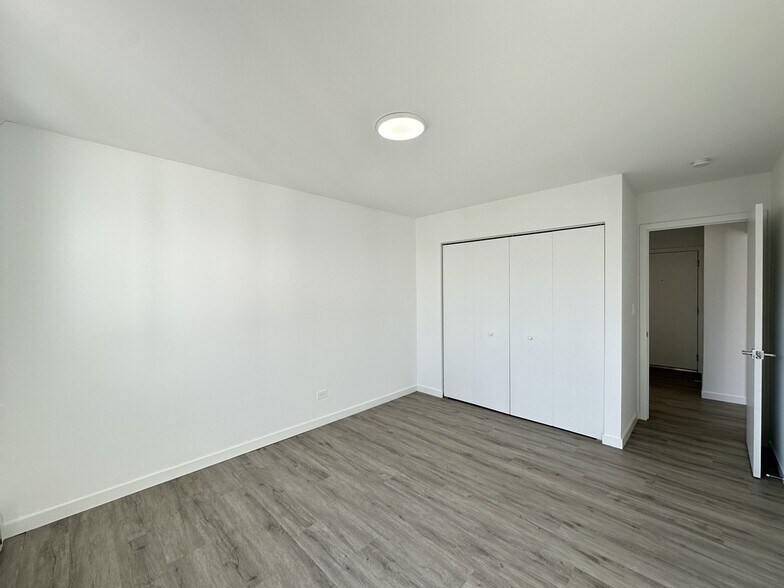 Building Photo - 7621 N Sheridan Rd