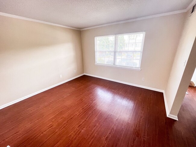 Building Photo - Adorable 2 bedroom, 2 1/2 bathroom townhom...