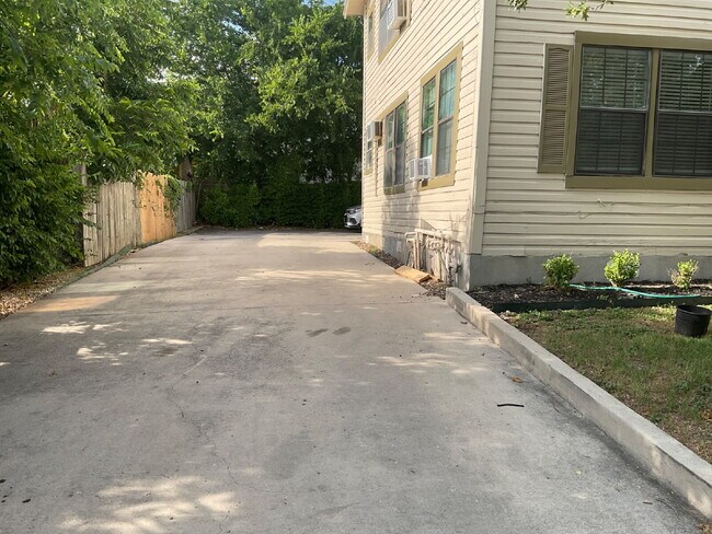 Building Photo - 1 Bedroom plus a Den, Close to SAC and Ala...