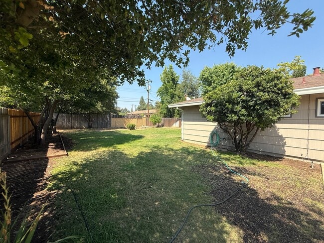 Building Photo - 3 bed 2 bath available in Sacramento!