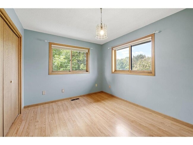 Building Photo - 1008 3rd St NE