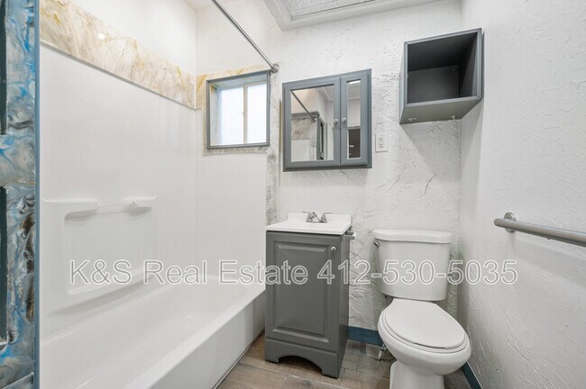 Building Photo - 2410 Collins St