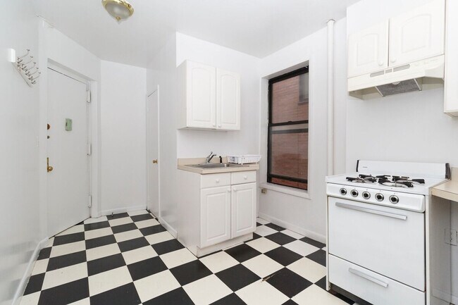 Building Photo - 335 E 94th St