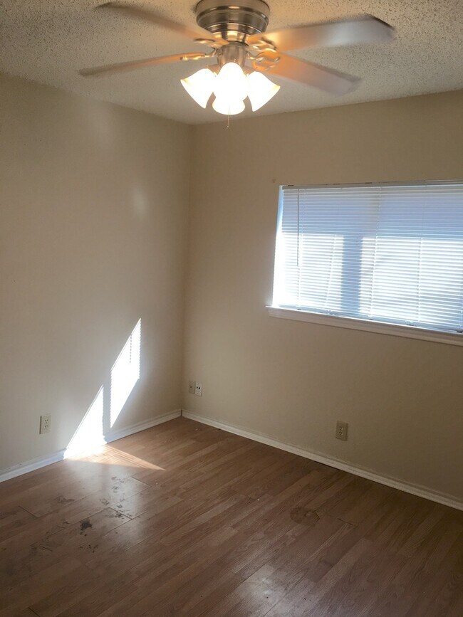 Building Photo - GREAT LOCATION CLOSE TO UTSA