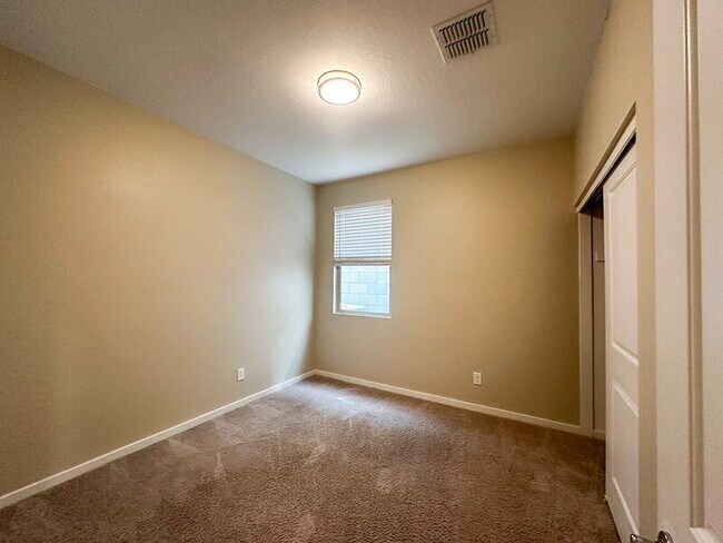 Building Photo - 40523 W Shaver Dr