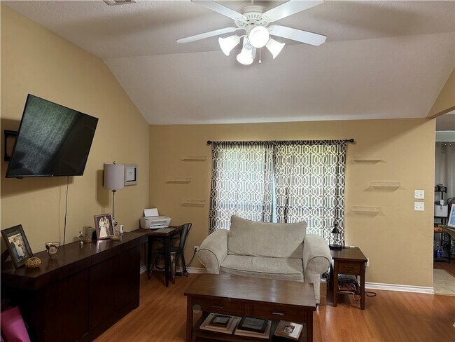 Building Photo - 933 Crested Point Dr