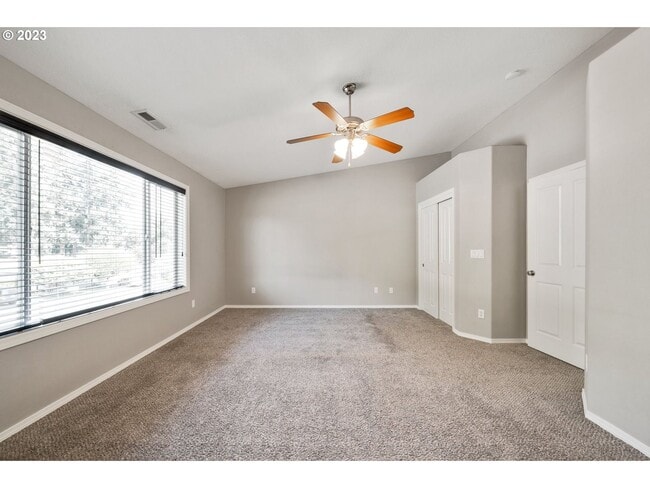 Building Photo - Stunning townhouse in Canby- 3 bed / 2.5 b...