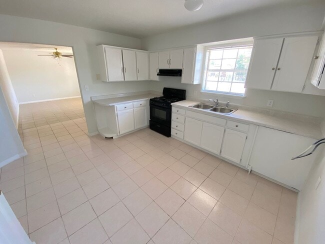 Building Photo - East El Paso 3 bed Refrig A/C