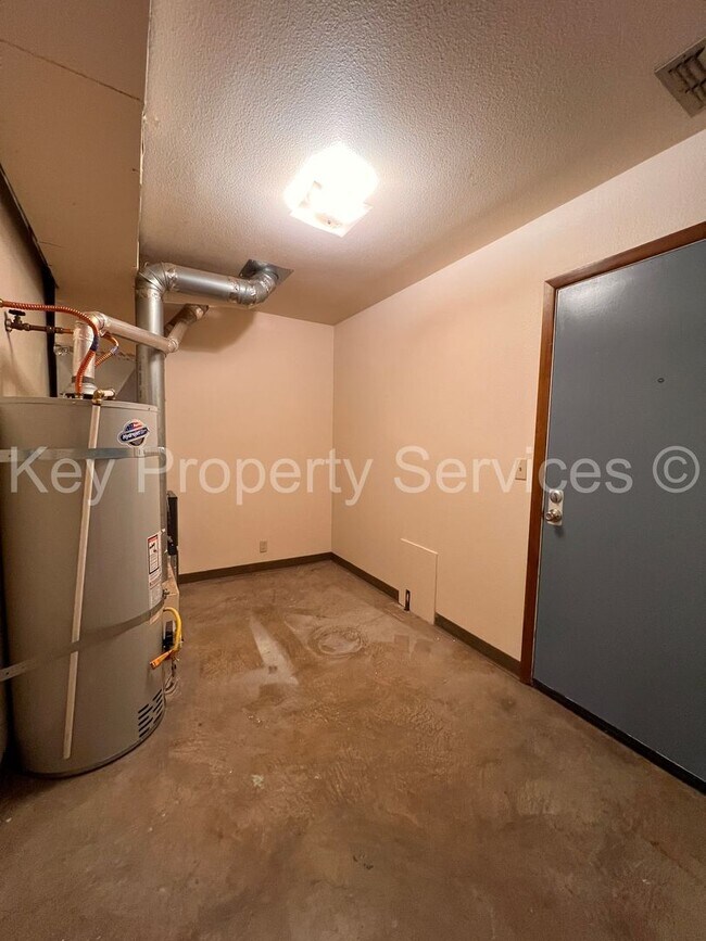 Building Photo - Vancouver Two Bedroom Townhome with Backyard