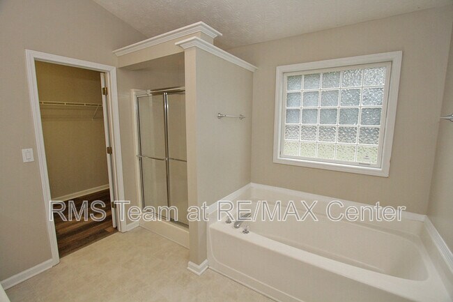 Building Photo - 1490 Creek Pointe Cir