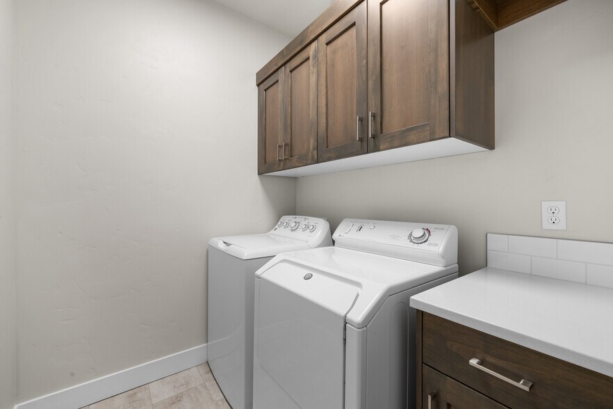 Building Photo - 6230 N Bolsena Ln