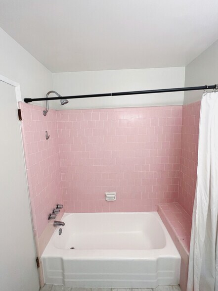 Bathroom Shower/Tub - 2512 Drake St