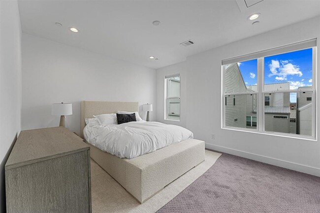 Building Photo - 5854 E Post Oak Ln