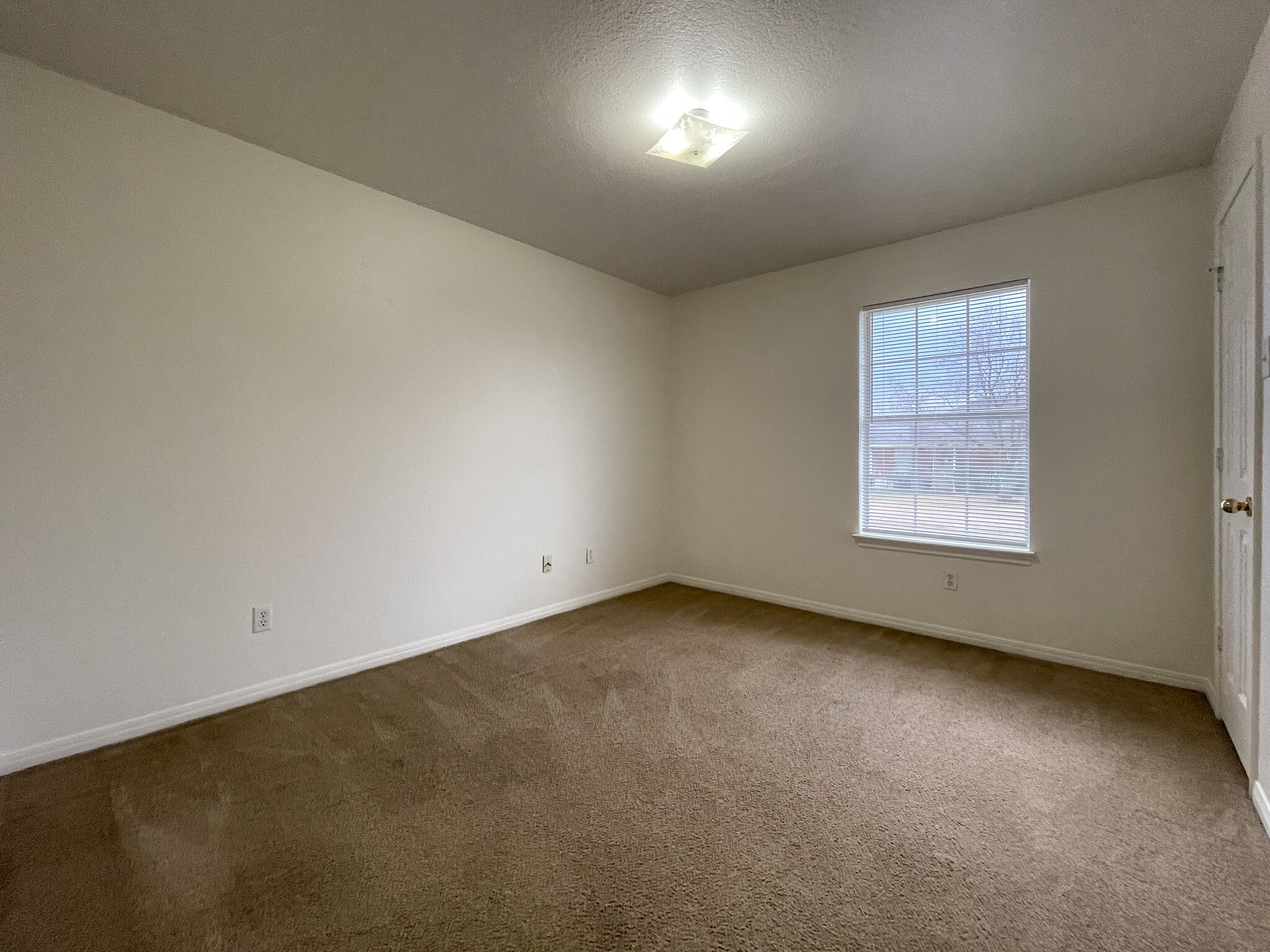 Building Photo - 145 Spring Water Ln