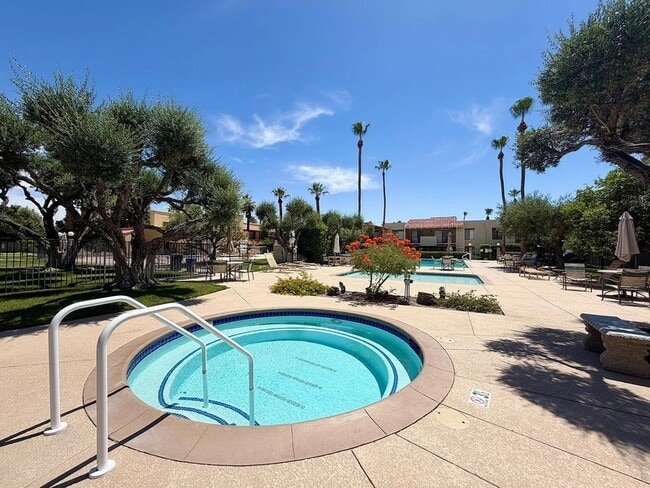 Building Photo - 1407 N Sunrise Way