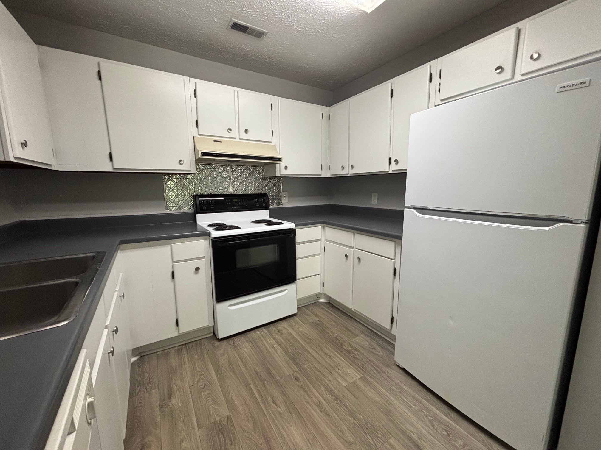 Building Photo - 106 Gardenview Dr