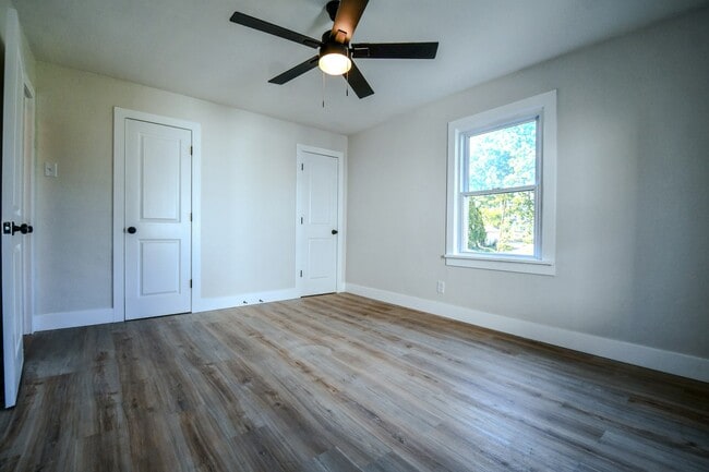 Building Photo - 4126 Sylvan Dr