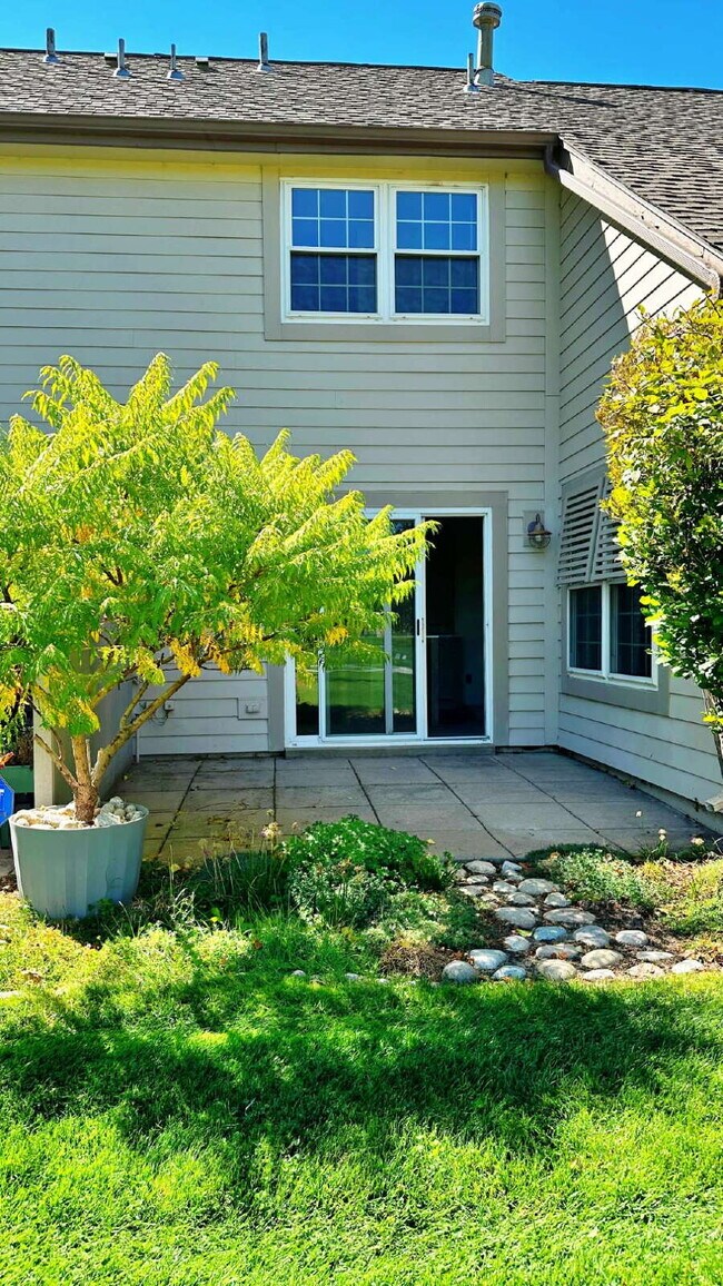Building Photo - Beautiful Updated 2 Bed 2 Bath on Golf Course in Cherry Creek Schools