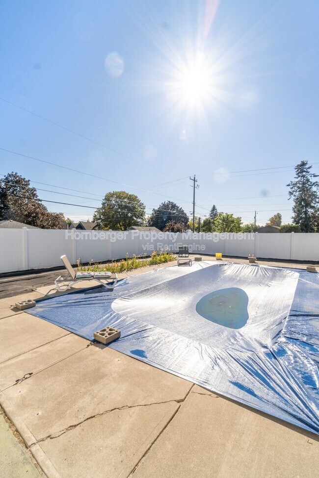 Building Photo - 4206 N Oak St