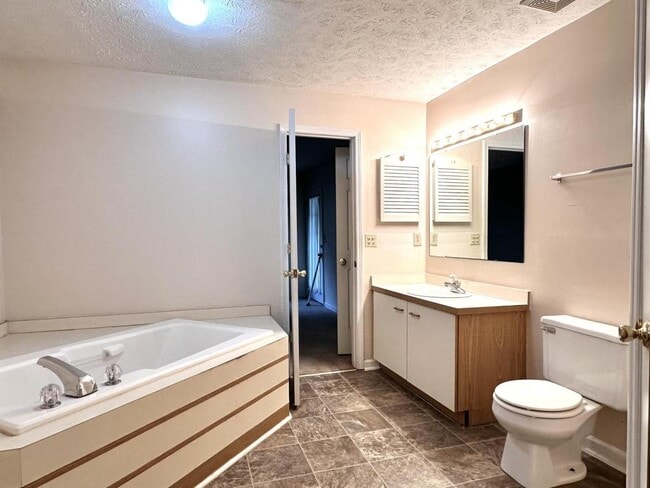 Building Photo - 1002 Brookhollow Dr