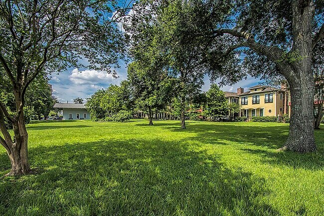 Building Photo - 1137 W 24th St