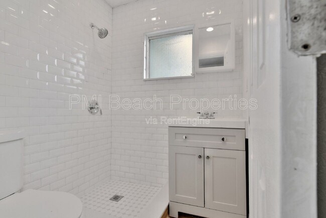 Building Photo - 825 Truman St