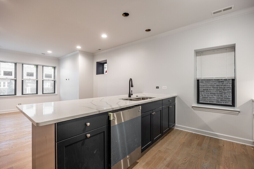 Building Photo - 3708 N Sawyer Ave