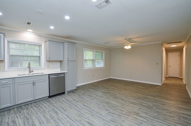 Building Photo - Renovated ranch in Matthews, NC! Heck of a deal! COMING SOON!!!