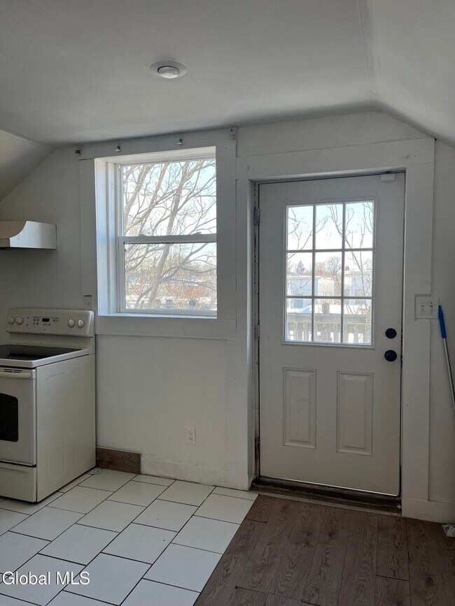 Building Photo - 154 Spring St