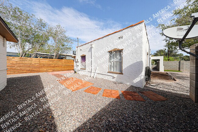 Building Photo - 2047 E Virginia Ave