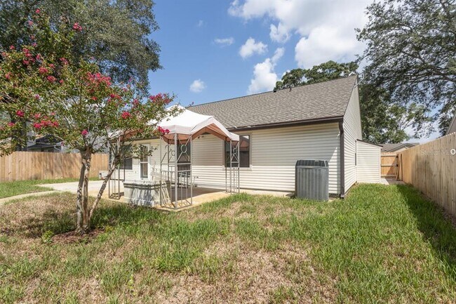 Building Photo - 14180 Hampton Falls Dr N