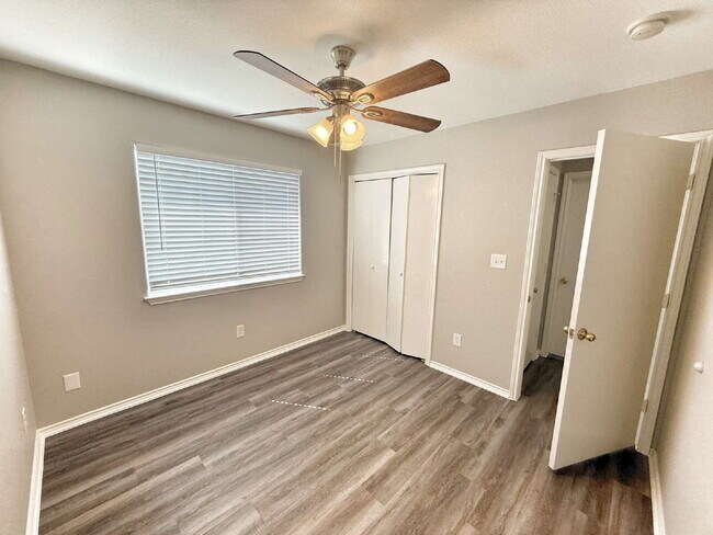 Building Photo - Spacious 3 Bedroom, 2 Bath Duplex with 1-C...