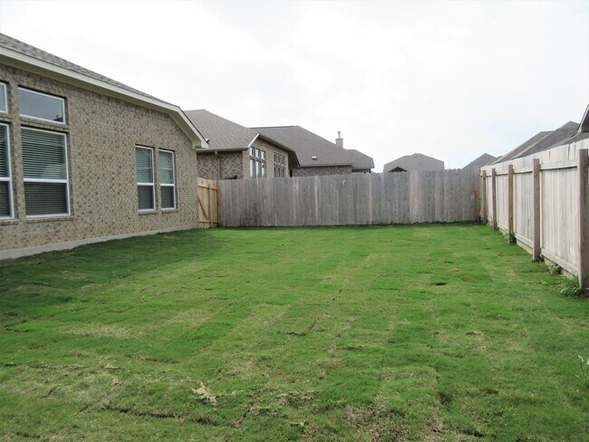 Building Photo - 4-Bedroom Home in Oak Creek - Highly Sough...