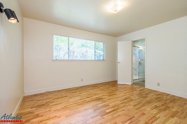 Building Photo - Lovely Cul-De-Sac Home | Private Yards