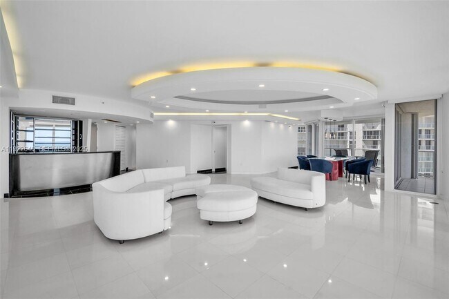 Building Photo - 16445 Collins Ave