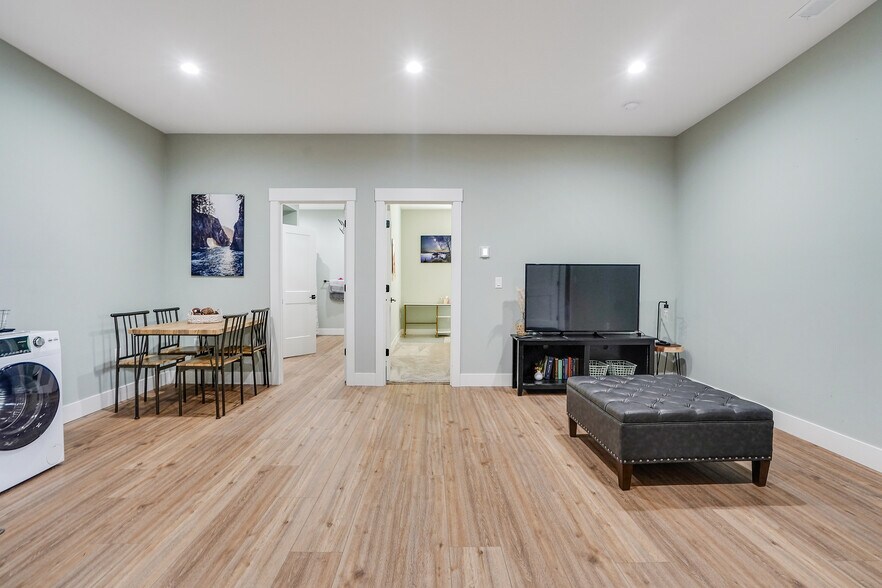 Building Photo - 1132 Thunderbird Ave S