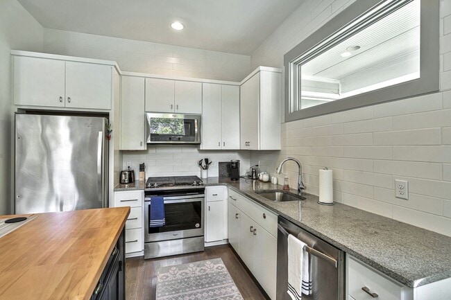 Building Photo - Awesome fully furnished 1BE/1BA in the Wav...
