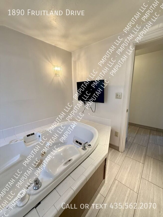 Building Photo - 1890 Fruitland Dr