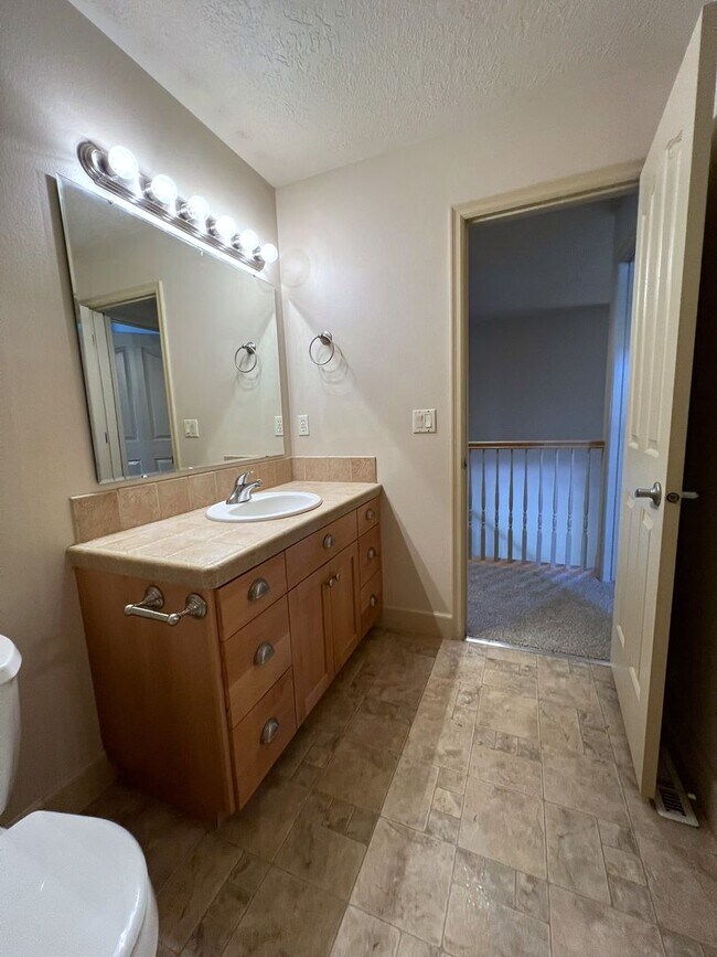 Building Photo - Beautiful 4 bed 3.5 bath home in Eagle jus...
