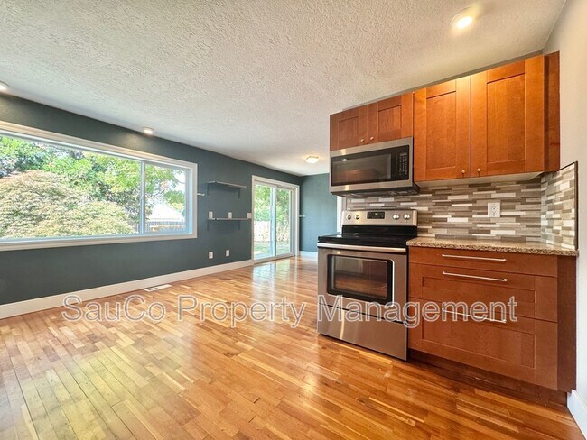 Building Photo - 6543 SE Borwick St