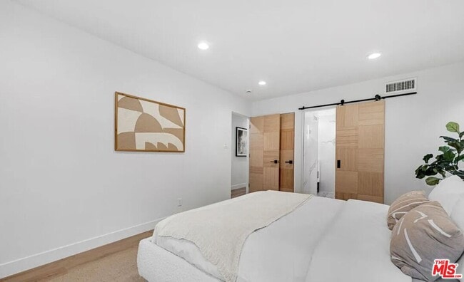 Building Photo - 418 N Bowling Green Way