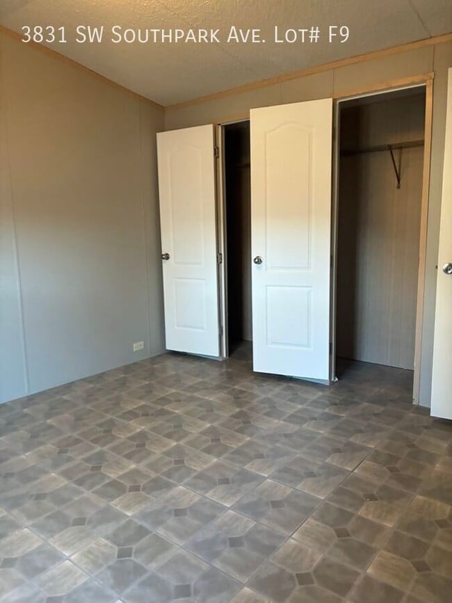 Building Photo - 3831 SW South Park Ave