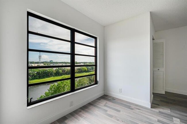 Building Photo - 2200 S Cypress Bend Dr